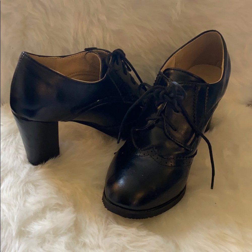 Black heeled oxfords